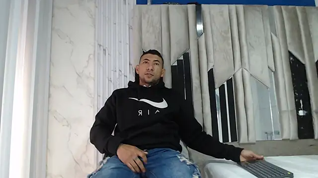 Snapshot of Morganandmegan chatting on 11/25/25, 12:05 Morganandmegan online show from 11/25/25, 12:05