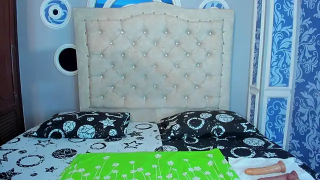 Snapshot of mishell_lovely chatting on 12/19/25, 12:01 mishell lovely online show from 12/19/25, 12:01