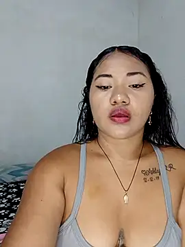 Snapshot of sofiaxxxxkl chatting on 12/18/25, 10:43 sofiaxxxxkl online show from 12/18/25, 10:43