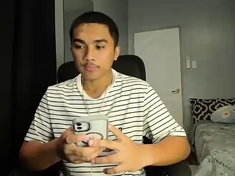 Snapshot of pinoyAdrianneXXX chatting on 10/17/25, 11:35 pinoyAdrianneXXX online show from 10/17/25, 11:35