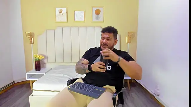 Snapshot of michael_hill1 chatting on 10/02/25, 07:43 michael hill1 online show from 10/02/25, 07:43