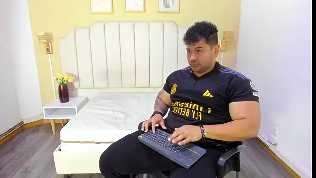 Snapshot of michael_hill1 chatting on 10/04/25, 01:09 michael hill1 online show from 10/04/25, 01:09