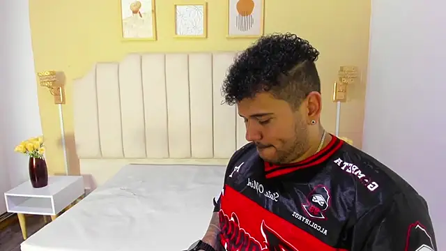 Snapshot of michael_hill1 chatting on 10/21/25, 08:09 michael hill1 online show from 10/21/25, 08:09