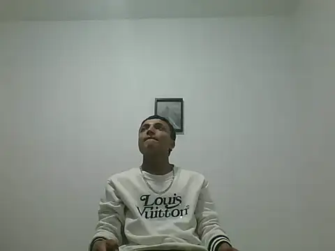 Snapshot of yissus_20_ chatting on 11/25/25, 04:01 yissus 20 online show from 11/25/25, 04:01