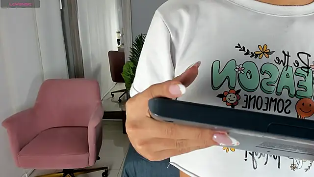 Snapshot of Alaiaguerra chatting on 11/23/25, 07:46 Alaiaguerra online show from 11/23/25, 07:46