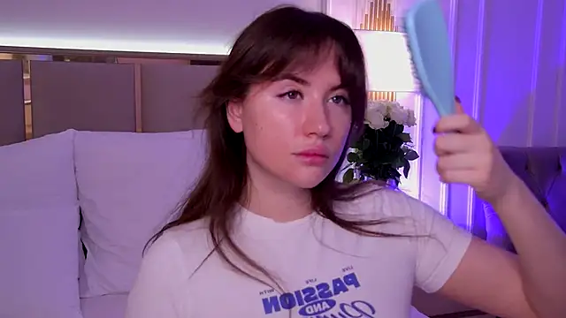 Snapshot of MeganStrain chatting on 09/18/25, 03:19 MeganStrain online show from 09/18/25, 03:19