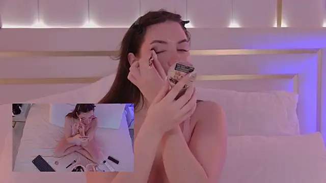 Snapshot of MeganStrain chatting on 09/30/25, 03:44 MeganStrain online show from 09/30/25, 03:44