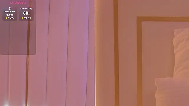 Snapshot of MeganStrain chatting on 10/13/25, 03:06 MeganStrain online show from 10/13/25, 03:06