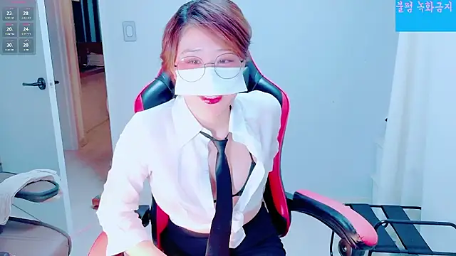 Snapshot of hyeony_s96 chatting on 10/01/25, 12:00 hyeony s96 online show from 10/01/25, 12:00