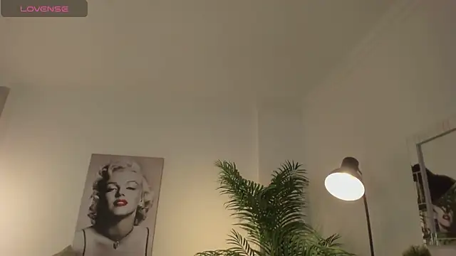 Snapshot of LUNAA___ chatting on 11/13/25, 03:38 LUNAA online show from 11/13/25, 03:38