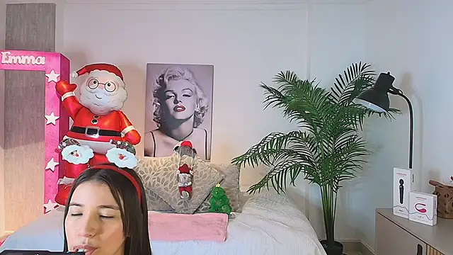 Snapshot of LUNAA___ chatting on 12/01/25, 03:55 LUNAA online show from 12/01/25, 03:55