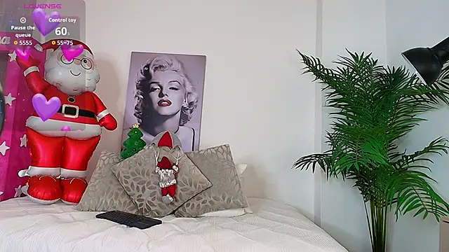 Snapshot of LUNAA___ chatting on 12/15/25, 03:55 LUNAA online show from 12/15/25, 03:55