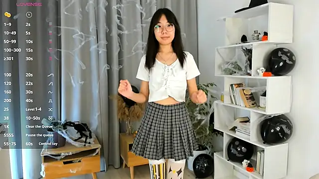 Snapshot of UdelaDodson chatting on 10/30/25, 01:07 UdelaDodson online show from 10/30/25, 01:07