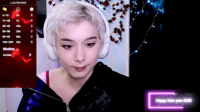 Snapshot of SophieAsh chatting on 12/15/25, 11:31 SophieAsh online show from 12/15/25, 11:31