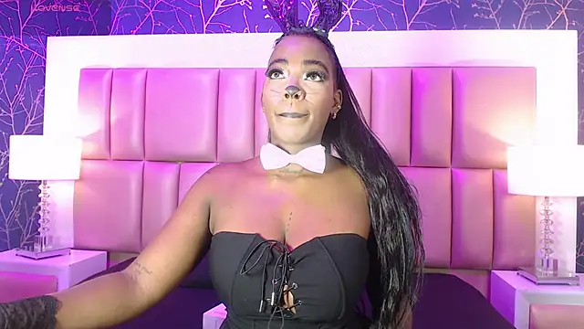 Snapshot of ReinaMiah chatting on 10/31/25, 03:40 ReinaMiah online show from 10/31/25, 03:40