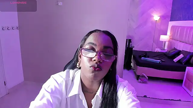 Snapshot of ReinaMiah chatting on 11/09/25, 04:22 ReinaMiah online show from 11/09/25, 04:22