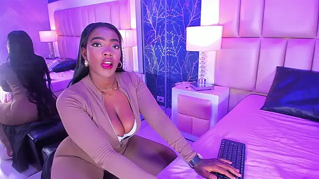 Snapshot of ReinaMiah chatting on 11/28/25, 12:08 ReinaMiah online show from 11/28/25, 12:08