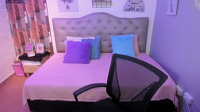 Snapshot of Milla_lourents chatting on 09/17/25, 08:10 Milla lourents online show from 09/17/25, 08:10