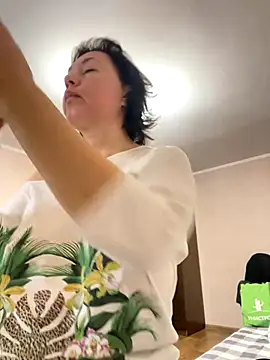 Snapshot of Kiravix chatting on 12/19/25, 08:32 Kiravix online show from 12/19/25, 08:32