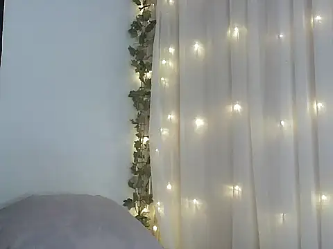 lishainparis18 online show from 11/22/25, 07:35