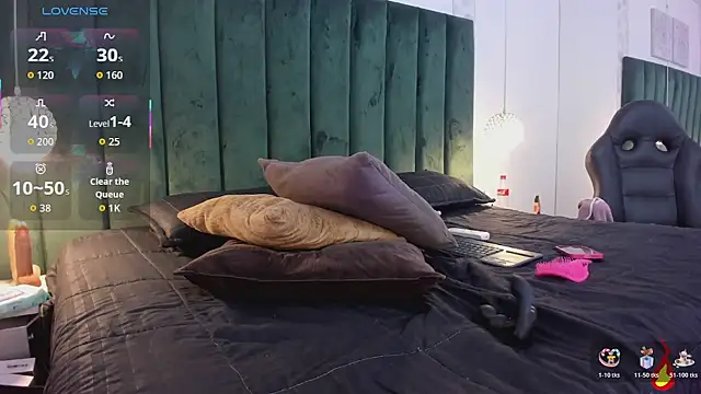 Snapshot of PaulinaGame chatting on 12/02/25, 08:04 PaulinaGame online show from 12/02/25, 08:04