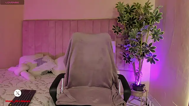 Mia mtnz02 online show from 01/14/26, 02:50