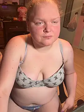 Snapshot of KadiSparkle chatting on 11/11/25, 04:12 KadiSparkle online show from 11/11/25, 04:12