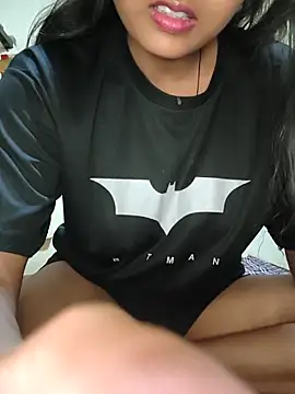 Snapshot of RAYI_Queen_2 chatting on 03/20/26, 03:17 RAYI Queen 2 online show from 03/20/26, 03:17