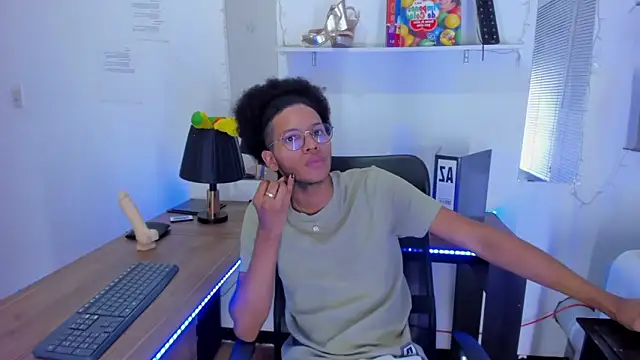 Snapshot of DEAMOL chatting on 11/18/25, 06:45 DEAMOL online show from 11/18/25, 06:45