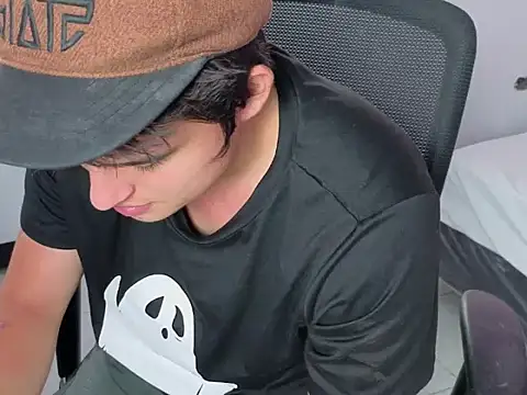 Snapshot of invincible200 chatting on 10/31/25, 01:56 invincible200 online show from 10/31/25, 01:56