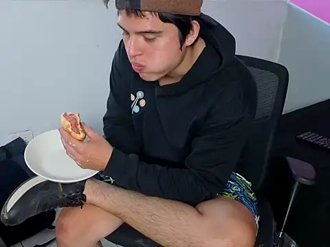 Snapshot of invincible200 chatting on 11/07/25, 01:55 invincible200 online show from 11/07/25, 01:55