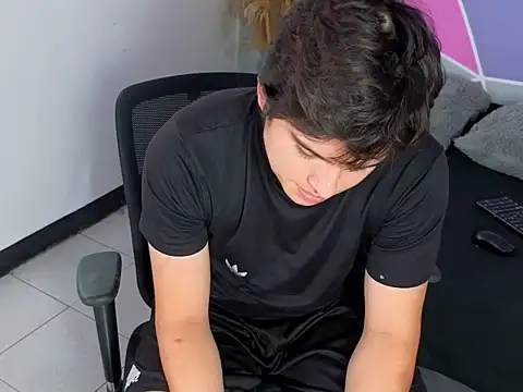 Snapshot of invincible200 chatting on 11/14/25, 01:54 invincible200 online show from 11/14/25, 01:54