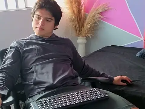 Snapshot of invincible200 chatting on 11/17/25, 02:12 invincible200 online show from 11/17/25, 02:12