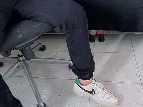 Snapshot of invincible200 chatting on 11/20/25, 02:39 invincible200 online show from 11/20/25, 02:39