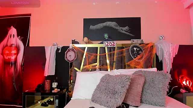 Snapshot of ScarletTorres chatting on 10/27/25, 05:39 ScarletTorres online show from 10/27/25, 05:39