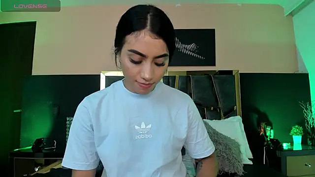 Snapshot of ScarletTorres chatting on 11/16/25, 05:07 ScarletTorres online show from 11/16/25, 05:07