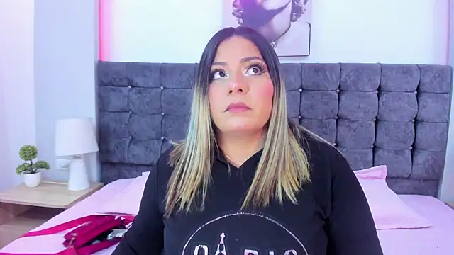 isabella horney  online show from 10/30/25, 04:41