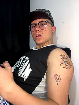 Snapshot of Kurtxxx22 chatting on 09/18/25, 11:40 Kurtxxx22 online show from 09/18/25, 11:40