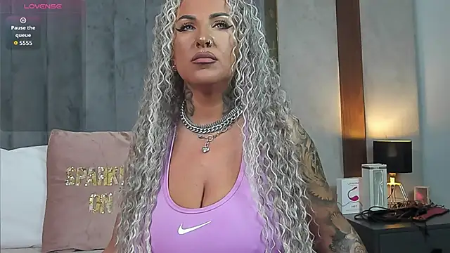 Snapshot of Sierra_Quinn chatting on 02/14/26, 11:45 Sierra Quinn online show from 02/14/26, 11:45