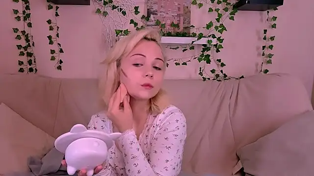 Charlotte Colinss online show from 09/22/25, 05:31