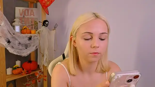 Charlotte Colinss online show from 10/22/25, 04:57