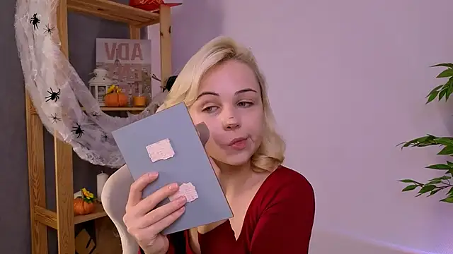 Charlotte Colinss online show from 10/28/25, 04:49