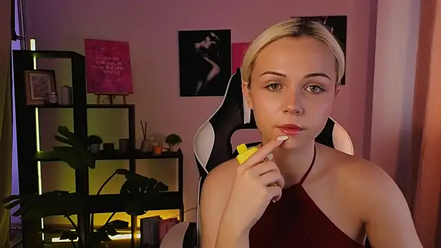 Snapshot of Charlotte_Colinss chatting on 06/22/26, 04:31 Charlotte Colinss online show from 06/22/26, 04:31
