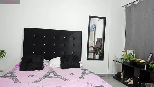 Snapshot of NicoleFletcher chatting on 10/05/25, 12:25 NicoleFletcher online show from 10/05/25, 12:25