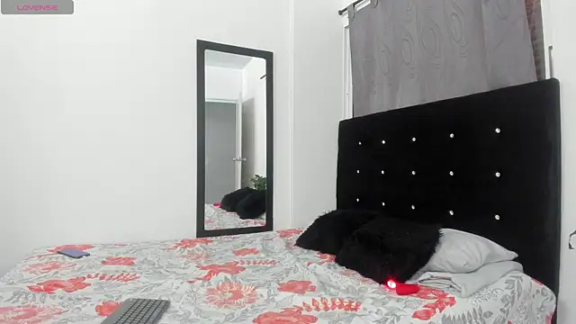 Snapshot of NicoleFletcher chatting on 10/15/25, 07:47 NicoleFletcher online show from 10/15/25, 07:47