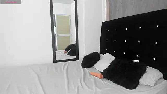 Snapshot of NicoleFletcher chatting on 10/26/25, 07:09 NicoleFletcher online show from 10/26/25, 07:09