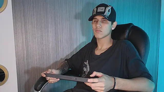 Snapshot of _realwav chatting on 10/13/25, 06:46  realwav online show from 10/13/25, 06:46