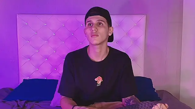 Snapshot of _realwav chatting on 10/28/25, 06:50  realwav online show from 10/28/25, 06:50