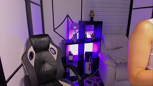 Snapshot of NahomiRichards_ chatting on 09/11/25, 04:12 NahomiRichards  online show from 09/11/25, 04:12