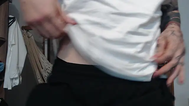 Snapshot of AteneoJr chatting on 12/19/25, 04:52 AteneoJr online show from 12/19/25, 04:52